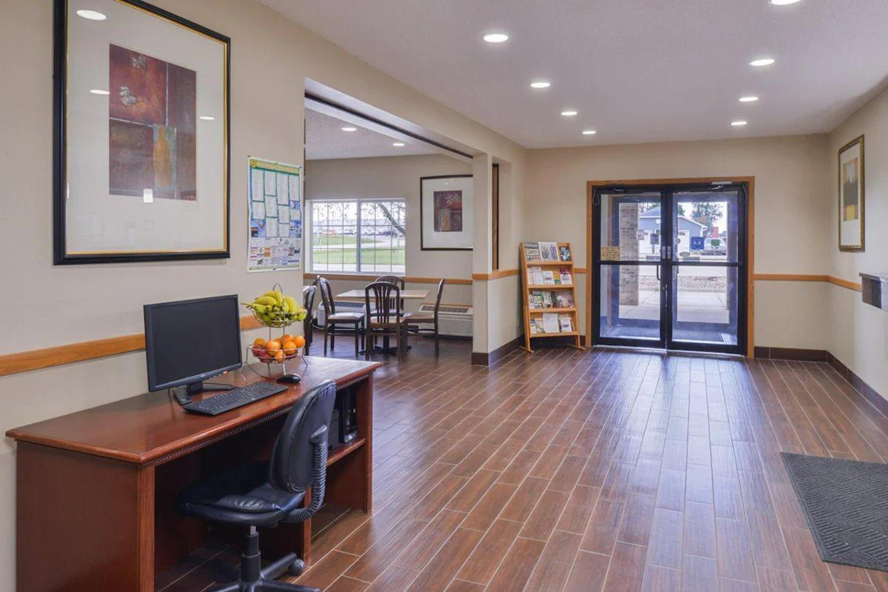 Regency Inn Geneseo Il I-80 エクステリア 写真