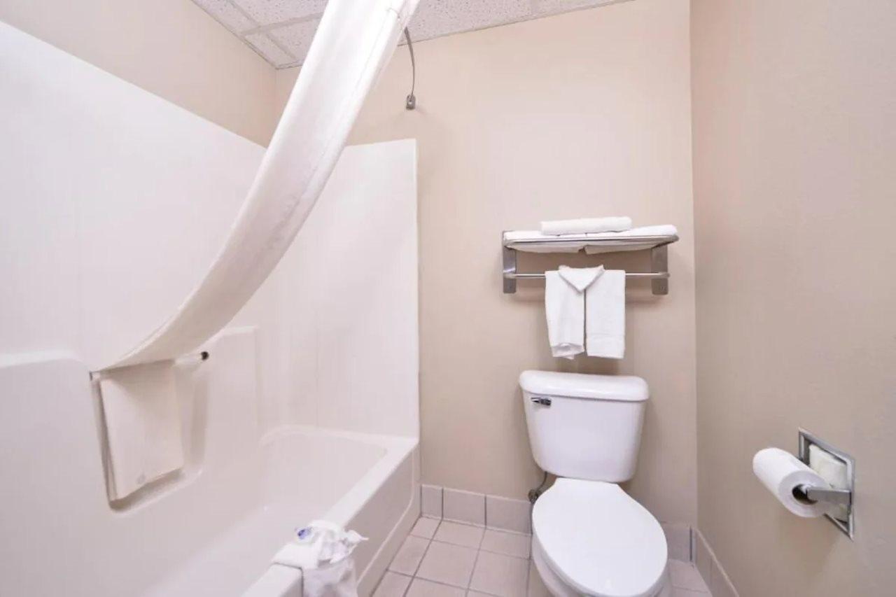Regency Inn Geneseo Il I-80 エクステリア 写真