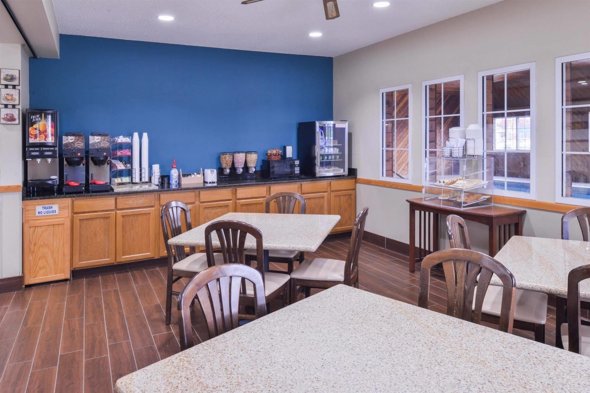 Regency Inn Geneseo Il I-80 エクステリア 写真