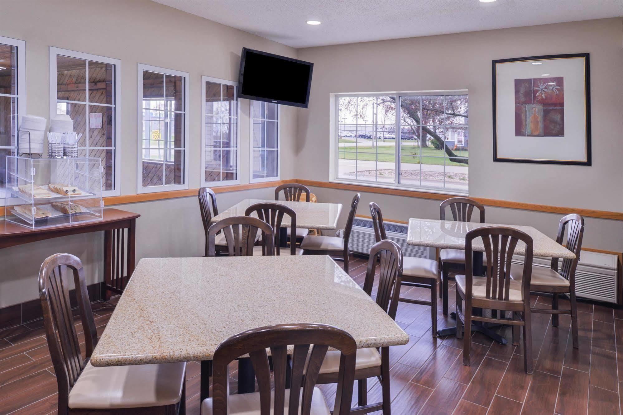 Regency Inn Geneseo Il I-80 エクステリア 写真